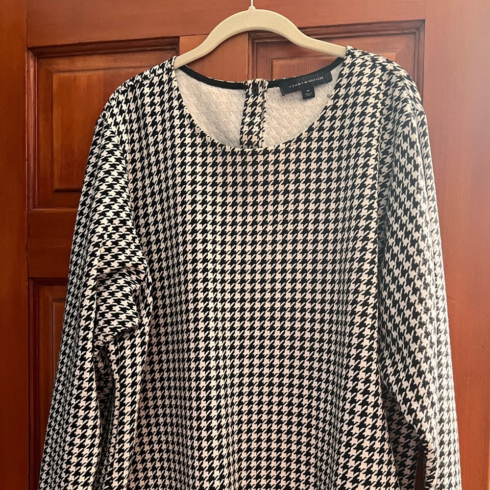 Tommy Hilfiger houndstooth top in 2X.